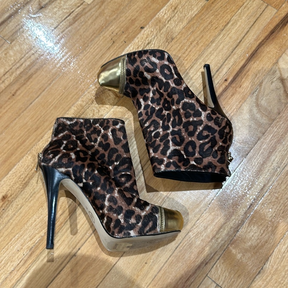 Michael Kors Women’s Cheetah Zip Up Booties Great Condition sz 7
